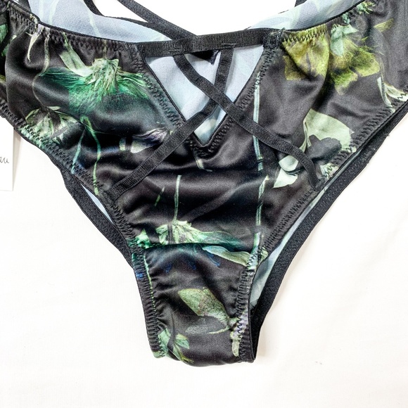 PEEK & BEAU Dark Mixed Floral String Bottom - Picture 2 of 7